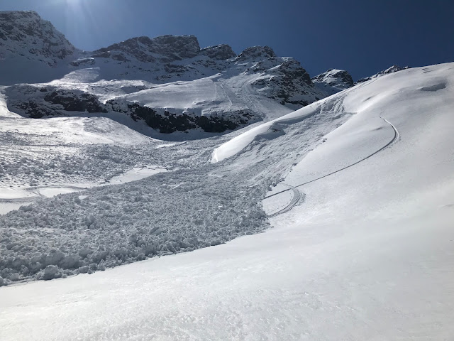 Valanga a lastroni di neve bagnata provocata in discesa, sotto alla Cima del Tempo, Val Ridanna (Foto: Robert Alpögger, 18.03.2023)