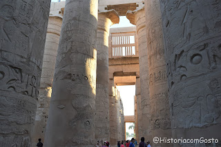 grandes colunas no templo