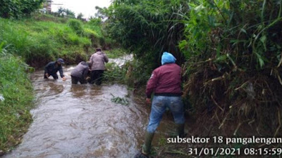 Karya Bakti Sungai Satgas Sektor 21-18 di Desa Margamulya