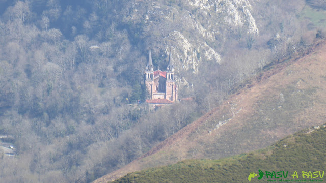 Basílica de Covadonga desde el Mirador de Seguencu, Cangas de Onís