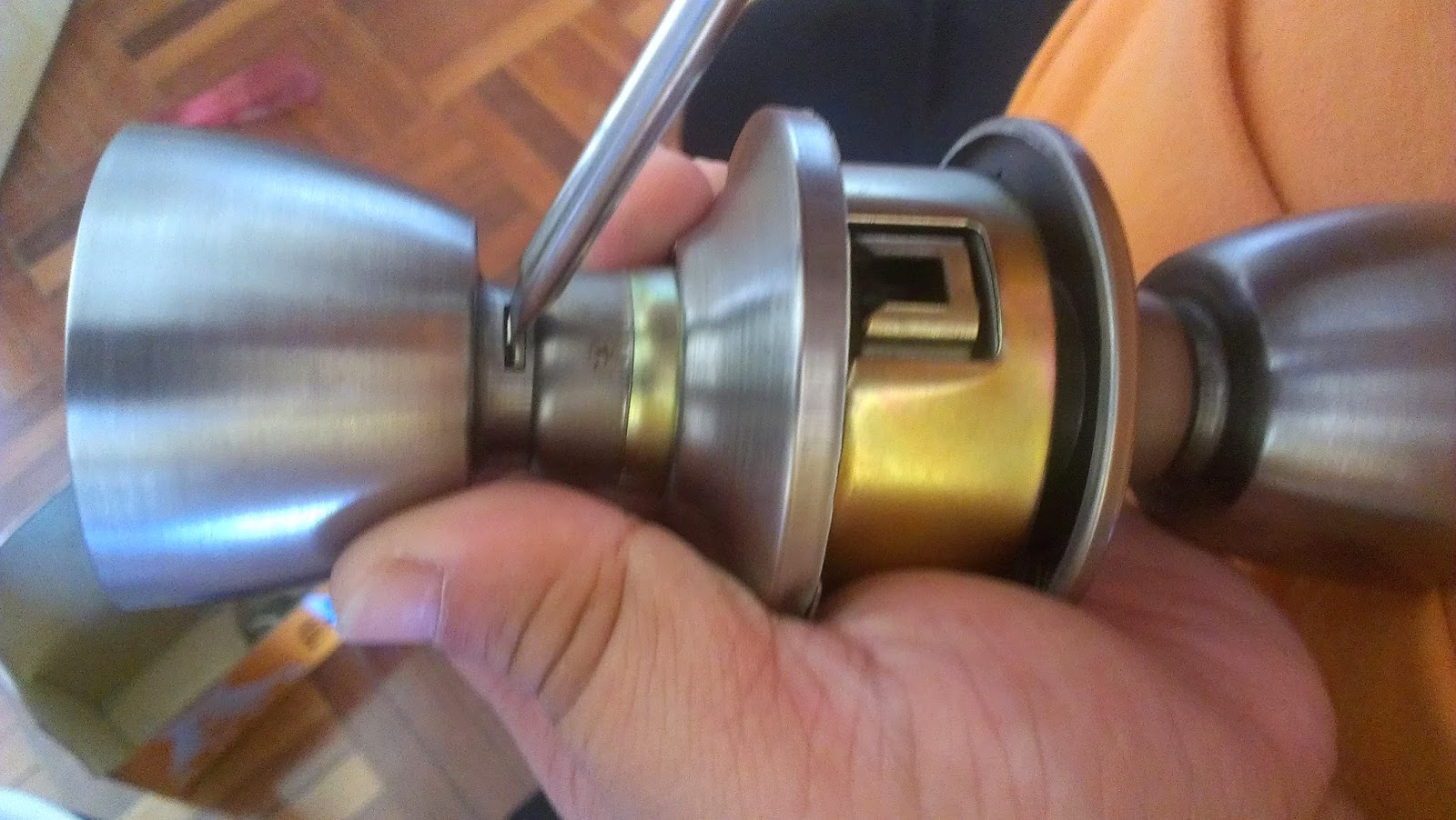 Membaiki Kunci Pintu  Rumah jenis  Cylinder Dead Lock  