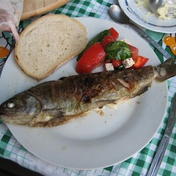 Grillowany pstrąg z masłem czosnkowym - Czytaj więcej »