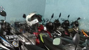 Jangan Sering Gantung Helm Di Motor Dikala Parkir, Ini Bahayanya