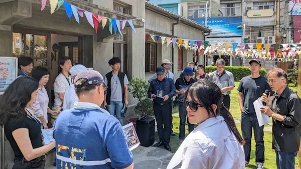 ▲文化局向評審委員解說和美街長宿舍。（彰化縣文化局提供）