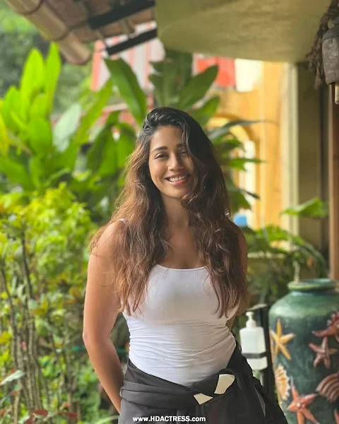 Top 43 Nivetha pethuraj GIFs