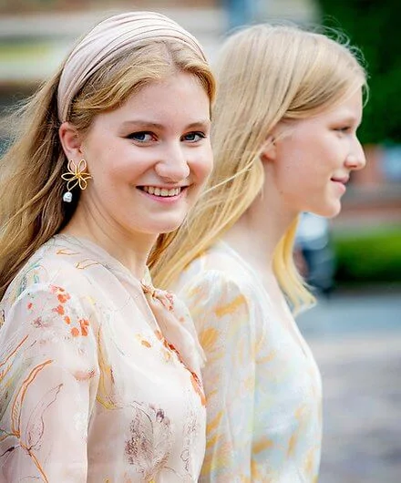 Queen Mathilde wore a green Natan dress, Princess Elisabeth in Natan dress. Eleonore wore a silk dress by Maje