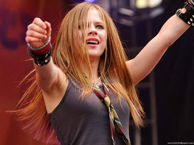 Avril Lavigne performing