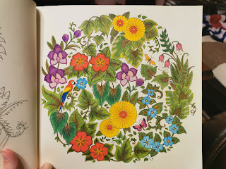 Kolorowanka Magical Jungle Johanna Basford - kwiatowe motywy