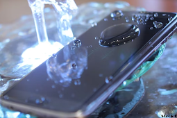 हर फोन नहीं होता वॉटर प्रूफ, जानें वॉटरप्रूफ, स्पिलप्रूफ और स्प्लैशप्रूफ फोन में क्या है फर्क (Not every phone is waterproof, know the difference between waterproof, spillproof and splashproof phones)