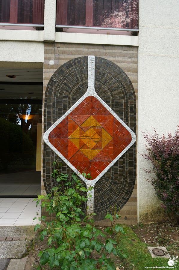 Élancourt-Maurepas, Saint-Quentin-En-Yvelines - Résidence La Villeparc  19 mosaïques, pâtes de verre émaillées, terres cuites, pierres dures et marbres.   Mosaiques: L'Oeuf Centre d'Etudes  Architectes: Bernard Feypell, Edward Zoltowski  Construction / Création: 1974