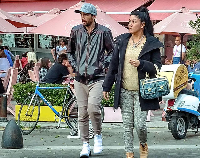 Pareja de turistas paseando por centro de la Recoleta.