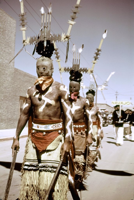 Ceremonial entre tribus de indios americanos en los años 40