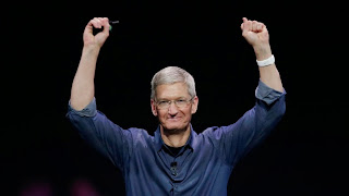 Ο επικεφαλής της Apple Tim Cook σε μια παρουσίαση προϊόντων.