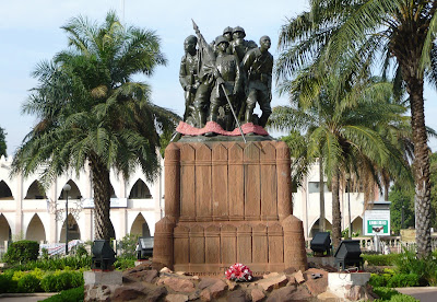 Monument à l'Armée Noire sur un socle à Bamako