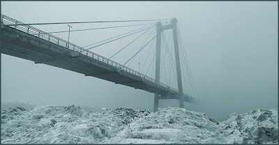 Подвесной мост в зимнем тумане.