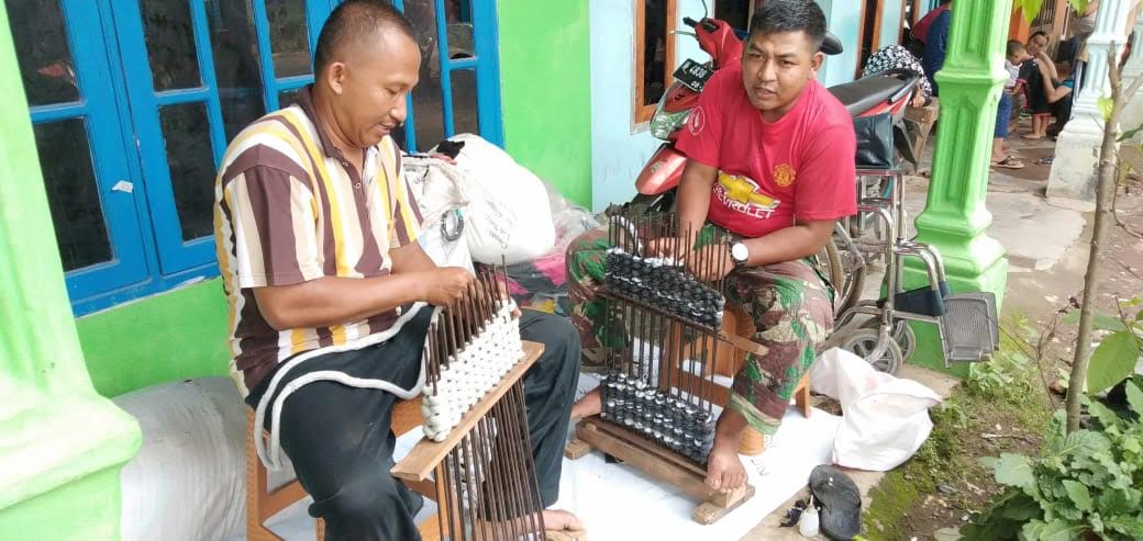 Ken Kerta bersama anggota Omah Difabel membuat keset