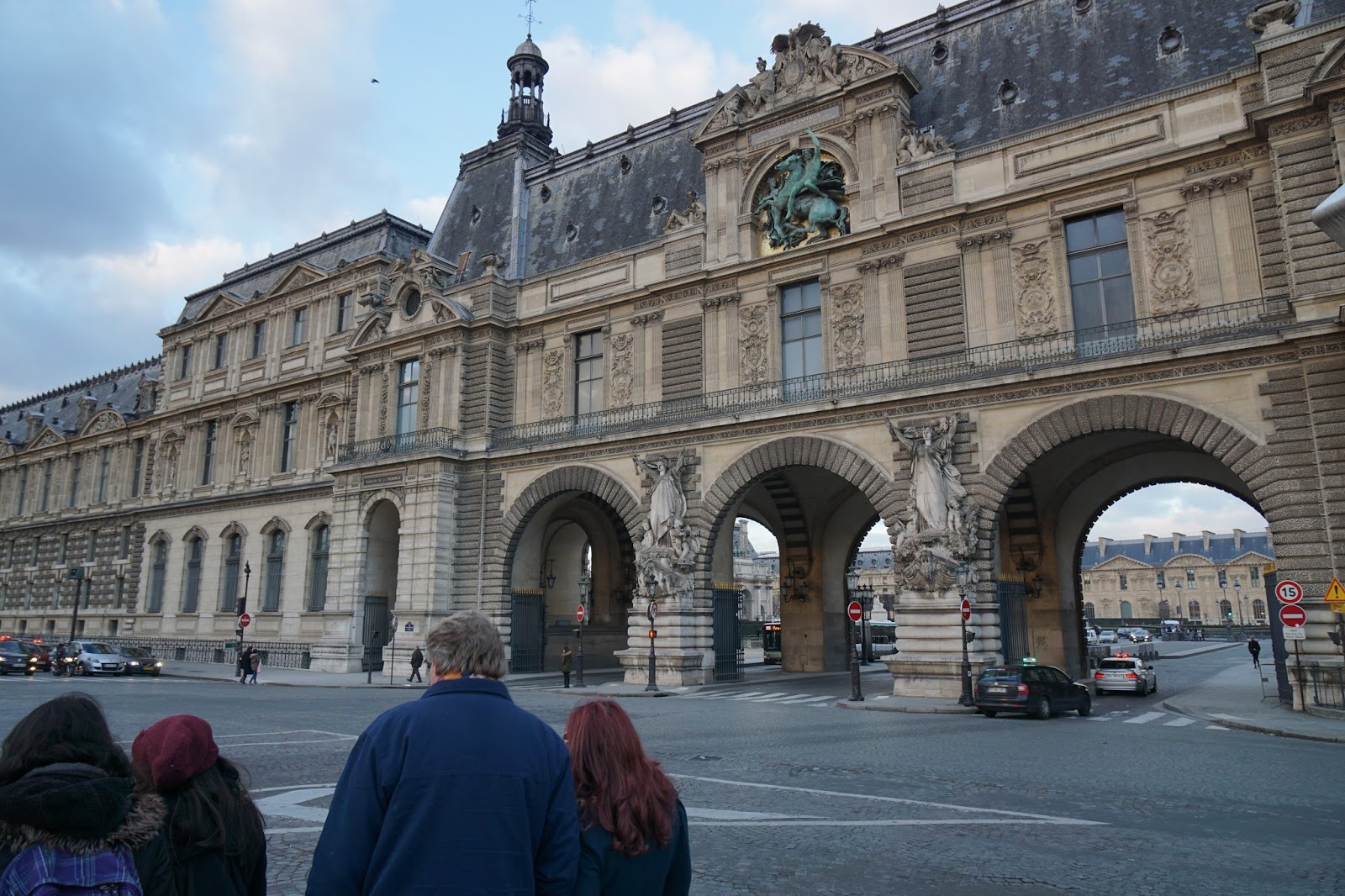 夜間開館の ルーヴル美術館 Musee Du Louvre で修復後の サモトラケのニケ を鑑賞 パリ旅行