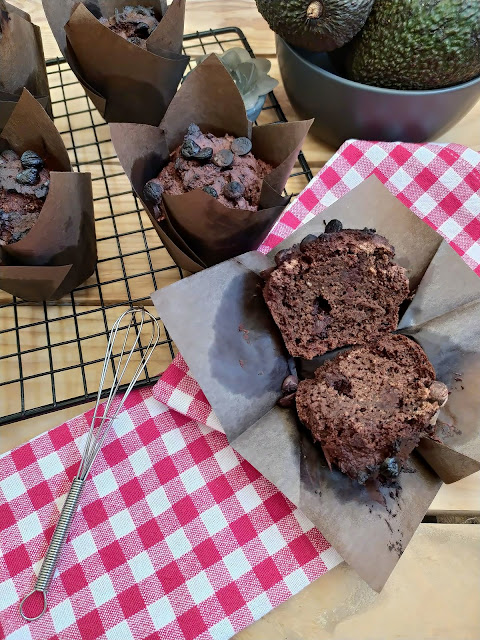 Muffins integrales de aguacate y chocolate. Receta saludable. Desayuno, merienda postre. Vegano Invierno, horno Cuca