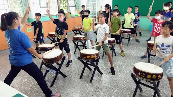 ▲竹塘鄉土庫國小已連續3年將太鼓課程納入夏日樂學活動項目，並從1年級就開始進行太鼓基本工的訓練，激起孩子們學習的熱情。（記者林明佑翻攝）