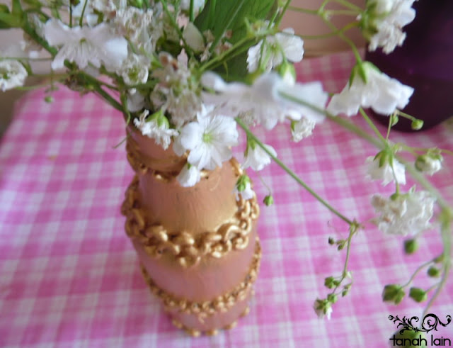 Florero reciclando una botella de jugo