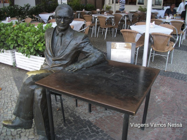 Estátua de bronze do compositor brasileiro Ary Barroso no Leme, Rio de Janeiro, RJ