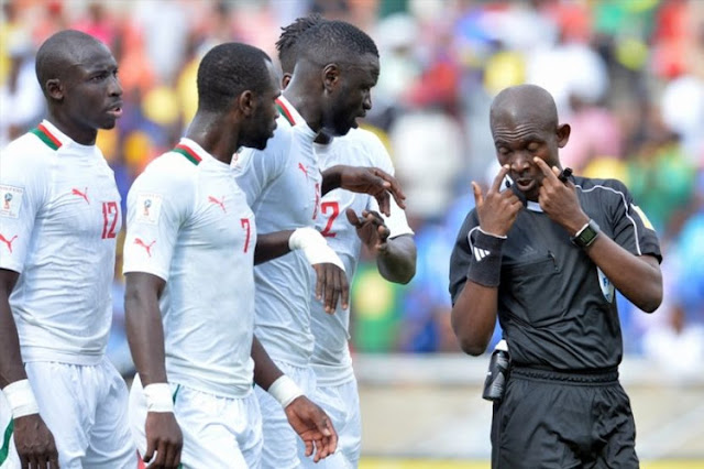 La FIFA repetirá el duelo Sudáfrica vs. Senegal tras manipulación del encuentro por parte del árbitro de Ghana Joseph Lamptey