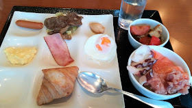 北海道 ホテル朝食で名物を食べる