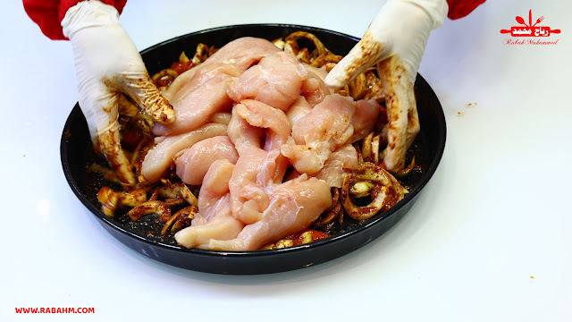 أطيب تتبيلة صدور دجاج بالفرن… مع بصل مكرمل بياخد العقل 😋🍗 مع رباح محمد