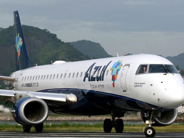 DANOU-SE! ANDAR DE AVIÃO ESTÁ VALENDO 3 CERVEJAS.