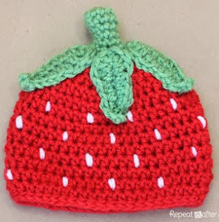 http://translate.googleusercontent.com/translate_c?depth=1&hl=es&rurl=translate.google.es&sl=en&tl=es&u=http://www.repeatcrafterme.com/2013/04/crochet-strawberry-hat-pattern.html&usg=ALkJrhgjG3E723WWL0VXxTllwGkbsSXOzg