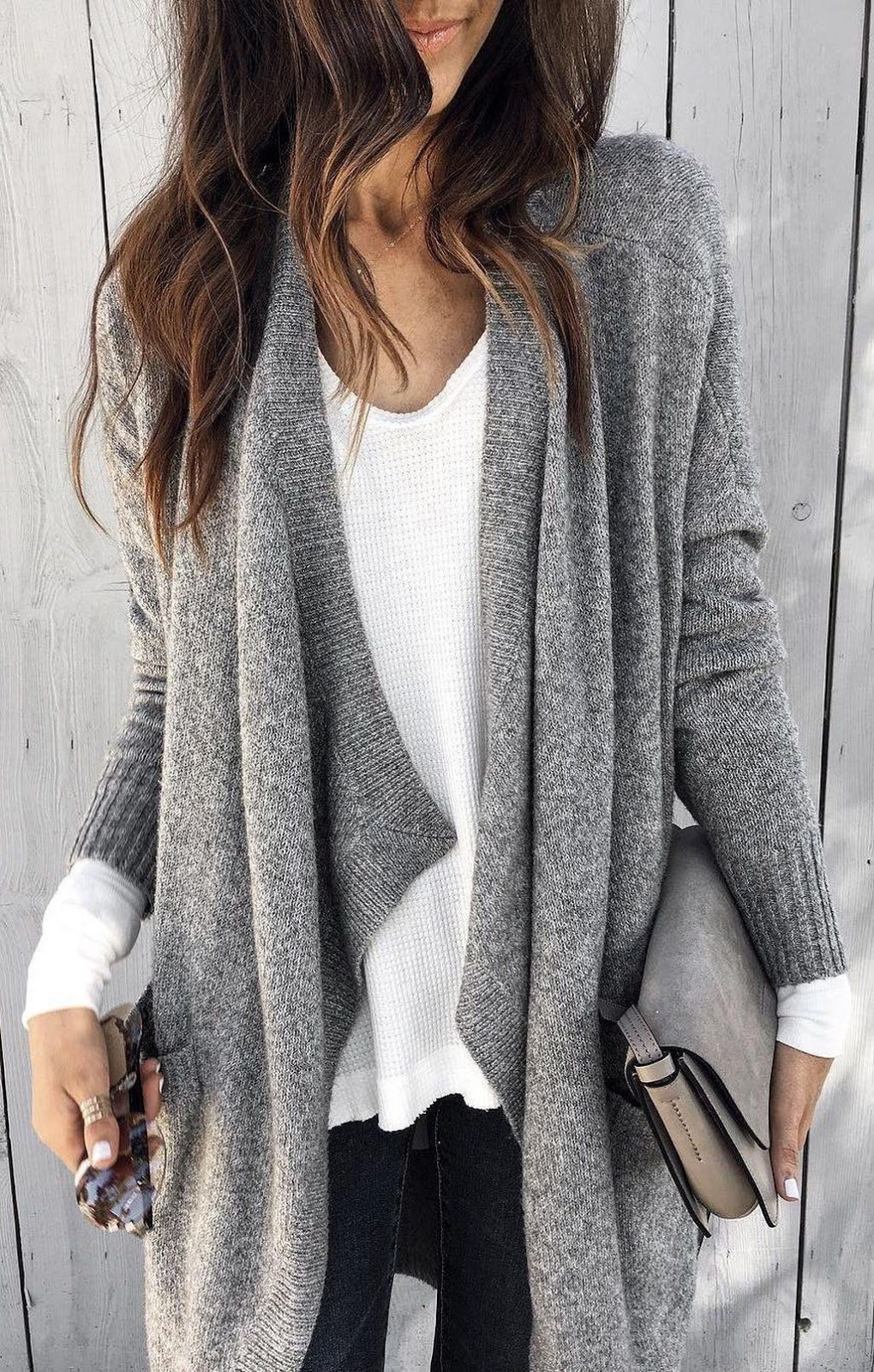 comfy look / knit cardigan + white sweater + skinny jeans