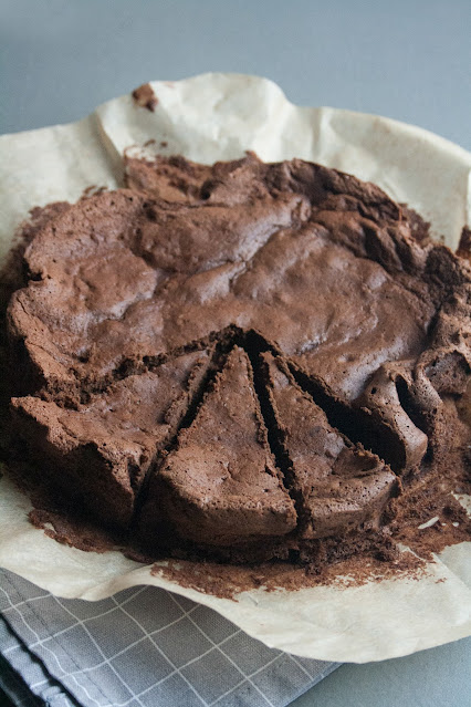 Torta al cioccolato fondente con soli 2 ingredienti