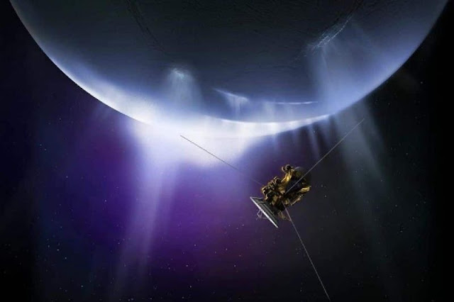 Una nave en órbita podría revelar vida bajo la capa de hielo de Encélado, la luna de Saturno