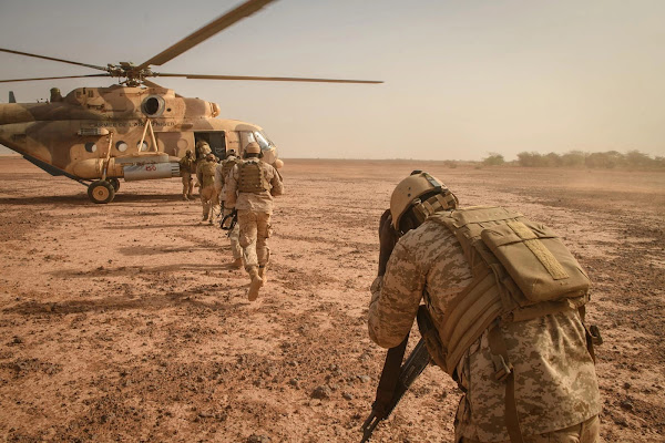 Soldiers with the 1st Expeditionary Force of Niger running towards helicopter