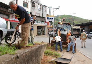 Capina e limpeza na Av. Delfim Moreira, no Vale do Paraíso