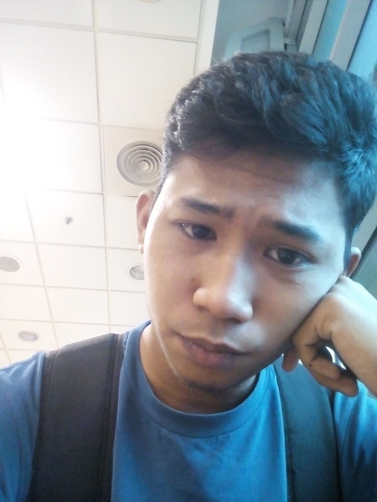 Bila dah bosan memang aku selpi lah kan Hahahaha Lambat sangat aih depa nak sampai Aku ada la check kat KLIA departure kat google flight yang dari KL tu