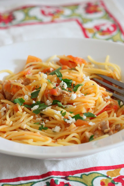 Spaghetti with Chicken and Spicy Tomato Sauce | Tortillas and Honey