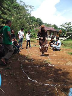 Permaianan Tradisional Engklek atau Keng keng