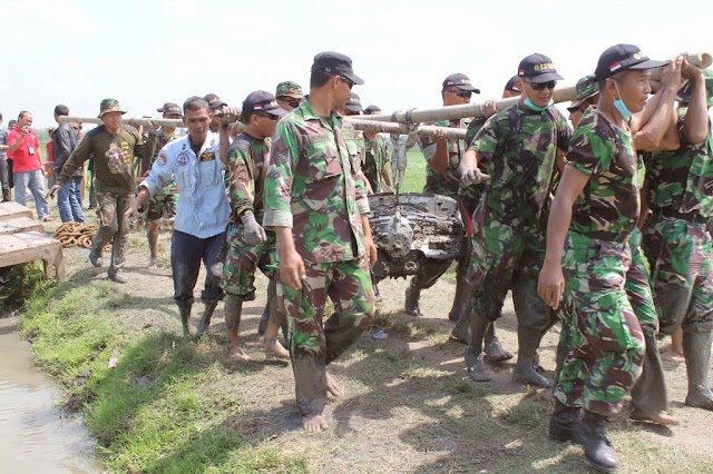 EVAKUASI PESAWAT LATIH TNI-AU YANG JATUH DI SUKOHARJO