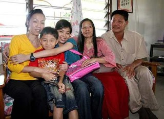 Thank you: Hui Yi (center) hugging Moong (left) and her son Chin Yoon Liong, as Dina and Tee look on during a visit to the Chin family home in Kangkar Pulai on Thursday.