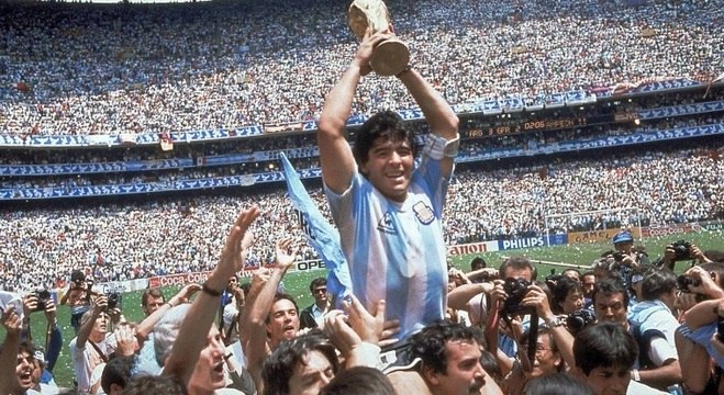 Conheça um pouco de Diego Maradona, maior ídolo do futebol argentino. 