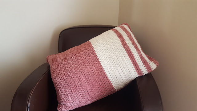 The Snugly Stripes Pillow: free crochet pattern