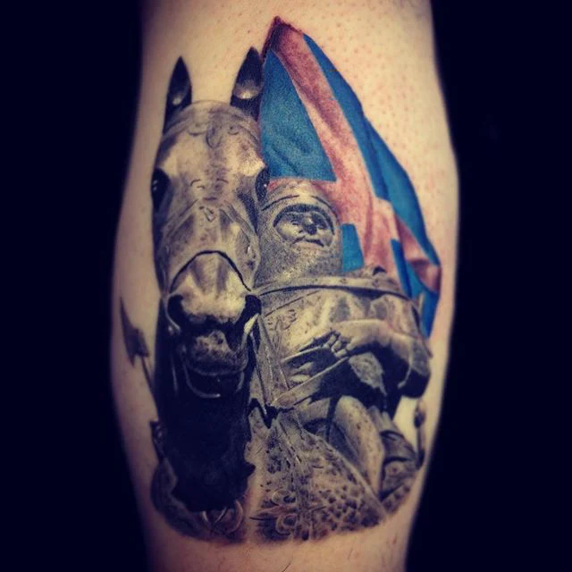 Tatuaje de guerrero a caballo con la bandera escocesa