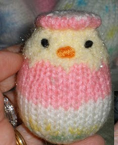 http://theknittycat.blogspot.com.es/2010/02/eggy-peeps-pretty-easter-egg-yarn-and.html