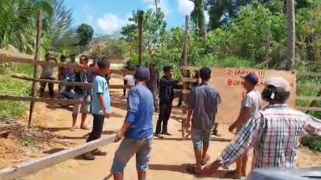 Akses Jalan ke Dermaga Jetty di Tutup, Pemuda Jemaja Timur Bongkar Pagar Milik Salah Satu Perusahaan