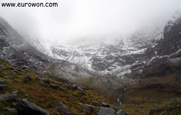 Carrauntoohil con nieve pero cubierta por la niebla