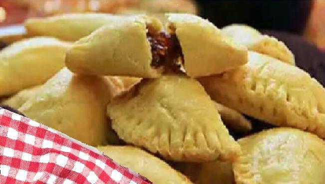 Empanaditas sobre mantel a cuadros rojos