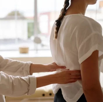 ألم أسفل الظهر عند النساء المساج التدليك back pain massage