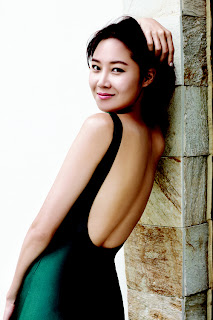 Kong Hyo Jin Korean Famous Actress Sexy Skirt Photo 17