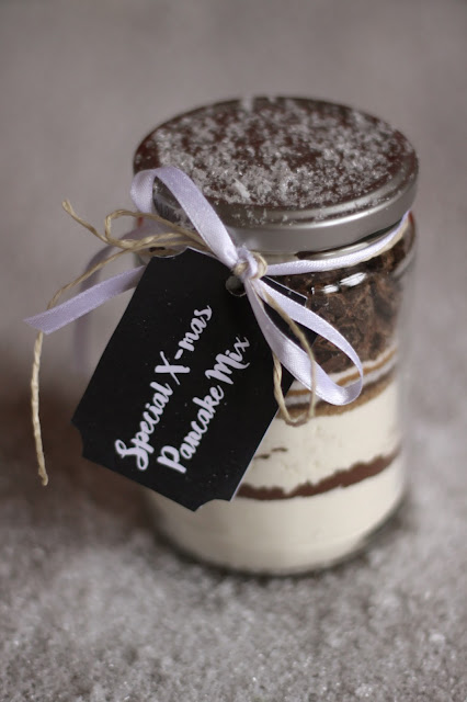 Ho ho ho! A great last minute Xmas present: a jar with a delicious pancake mix! Plus: free printable gift tags in various designs. DIY project brought to you by the German food blog Pancake Stories.